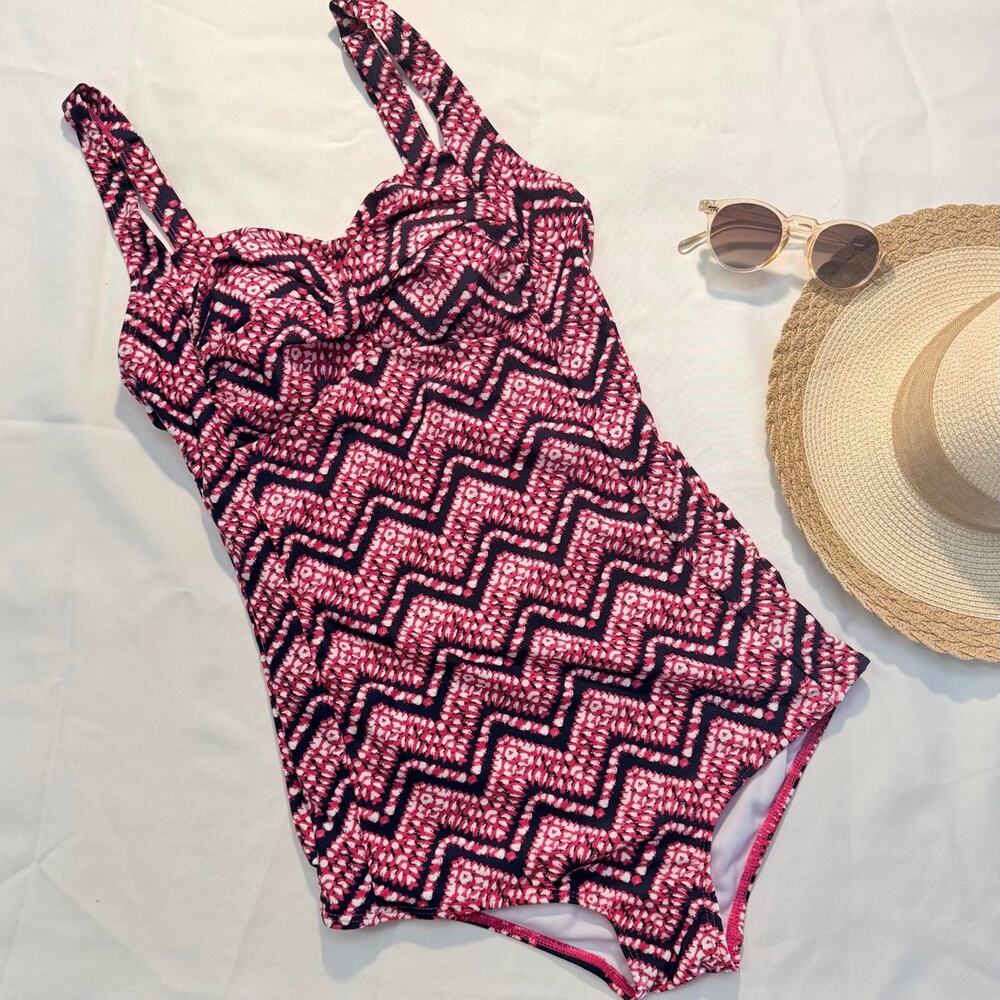 North Peak Black and pink zigzag pattern sweetheart One piece swimsuit